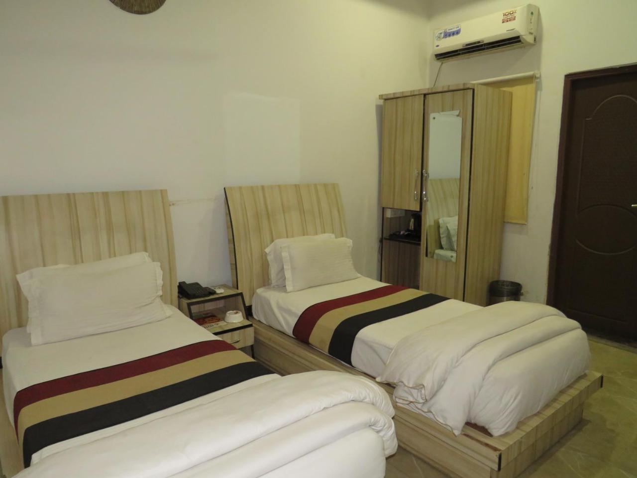 Oyo 1358 Hotel Crossroad Lucknow Exterior foto