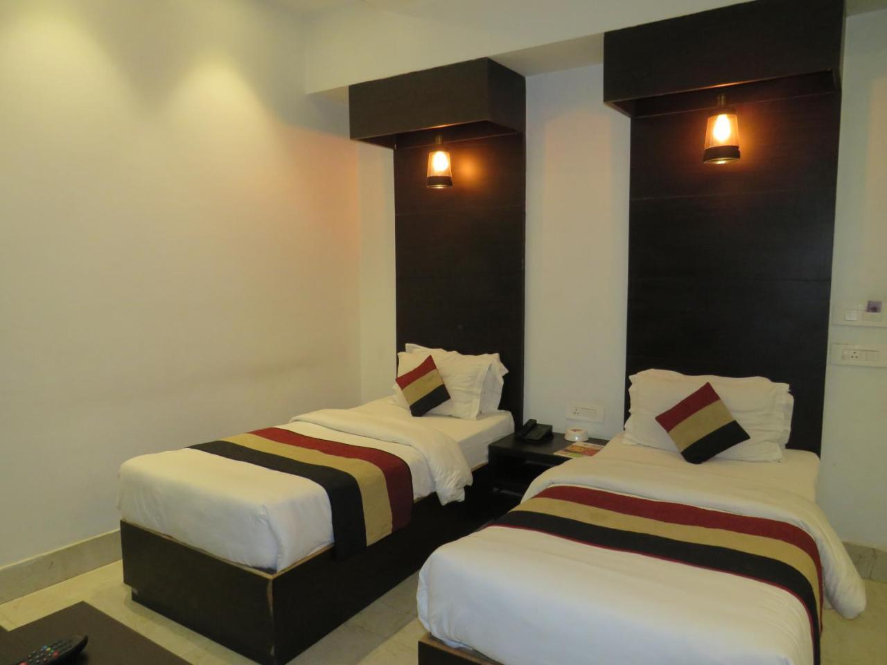 Oyo 1358 Hotel Crossroad Lucknow Exterior foto